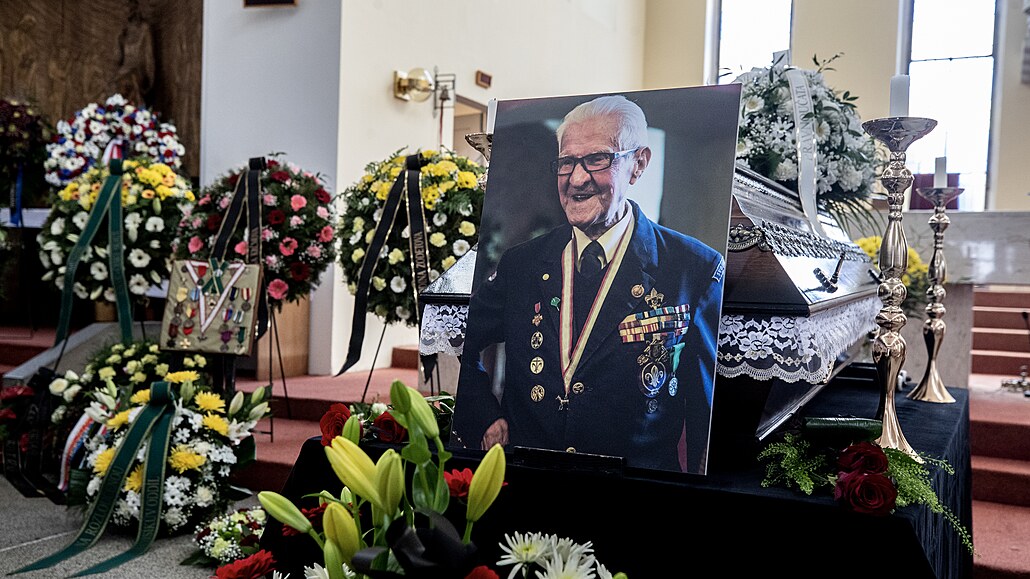 V pra�ském kostele se lidé naposledy rozlou�ili s �eským skautem Eduardem...