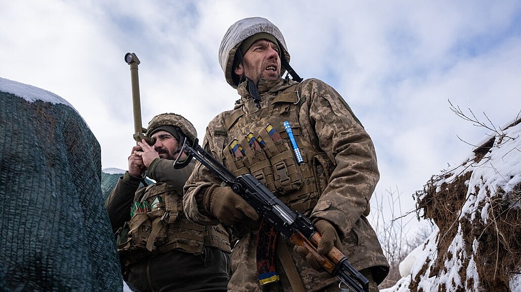 Ukrajinští vojáci na frontě u města Zolote v Luhanské oblasti (20. ledna 2022)