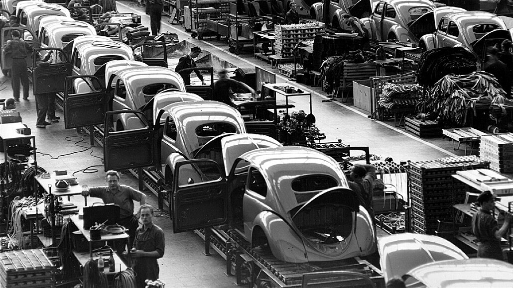 Fotka z továrny na brouky z 16. června 1954. Z Wolfsburgu tehdy vyjíždělo 900...