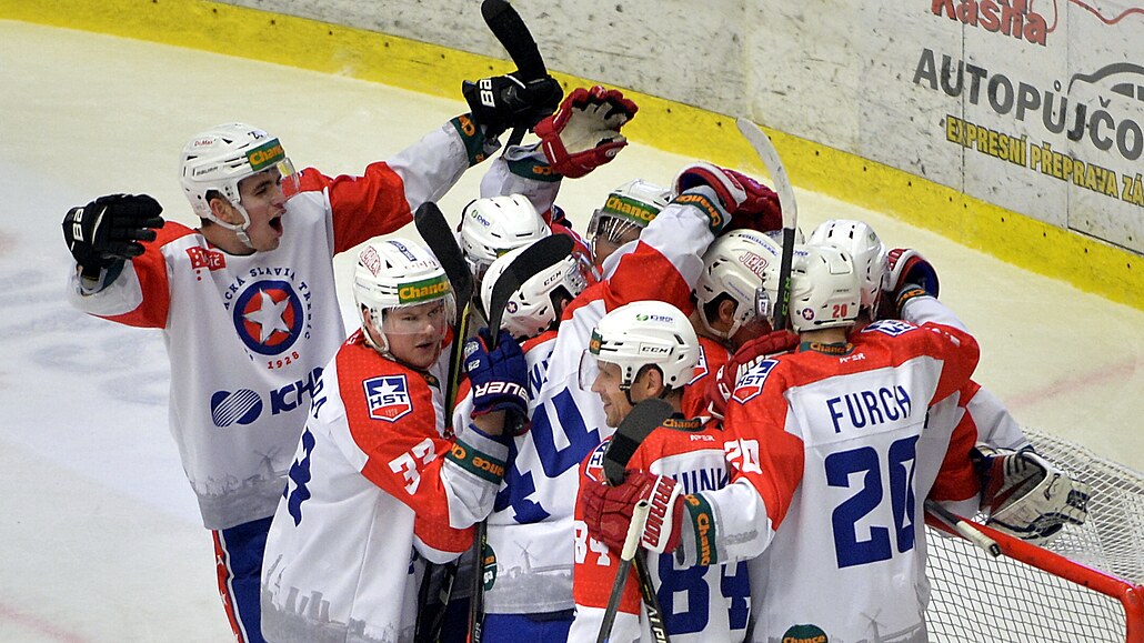 T�ebí�tí hokejisté slaví vít�zství v krajském derby proti HC Dukla Jihlava