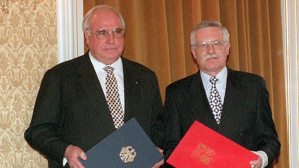 Předseda české vlády Václav Klaus a německý spolkový kancléř Helmut Kohl v...