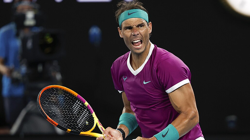 Rafael Nadal se hecuje v semifinálovém souboji s  Matteem Berrettinim.