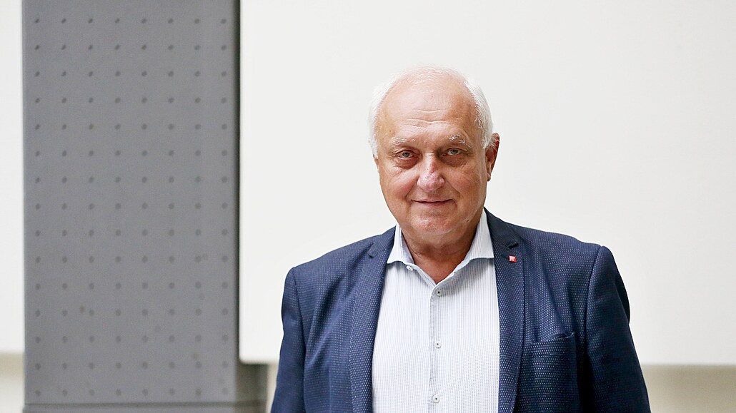 Profesor Petr tpánek (68 let) se po osmi letech ve vedení VUT vrací na...