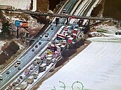 Na zasněžené dálnici u Žebráku se srazilo čtyřicet vozidel. (20. ledna 2022)