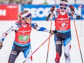 Jessica Jislová (vpravo) předává v Anterselvě štafetu Tereze Voborníkové.