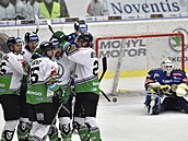 Hráči Mladé Boleslavi se radují z gólu před zklamaným Liborem Kašíkem.