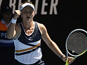 Barbora Krejčíková se povzbuzuje ve třetím kole Australian Open.