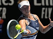 Barbora Krejčíková hraje forhend v osmifinále Australian Open.