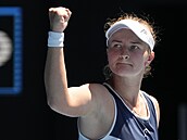 Barbora Krejčíková se povzbuzuje v osmifinále Australian Open.