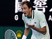 Rus Daniil Medveděv se rozčiluje v osmifinále Australian Open.