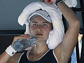 Barbora Krejčíková se osvěžuje během čtvrtfinále Australian Open.