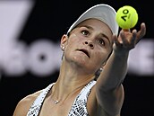 Australanka Ashleigh Bartyová podává ve čtvrtfinále Australian Open.