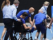 Vyčerpaný Jakub Menšík opouští kurt na vozíku po finále juniorky Australian...
