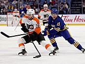 Hráč Philadelphia Flyers Scott Laughton s pukem, bránit se mu snaží Peyton...