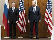Ruský ministr zahraničí Sergej Lavrov a americký ministr zahraničí Antony...