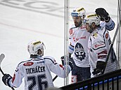Hokejisté Kladna se radují z gólu proti Spartě.