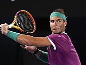 Rafael Nadal odehrává míč v semifinále Australian Open proti Matteovi...