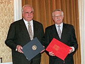 Předseda české vlády Václav Klaus a německý spolkový kancléř Helmut Kohl v...