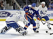 Brankář Toronta Petr Mrázek ve střehu, v šanci se ocitl Zach Parise z New York...
