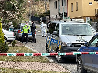 V domě v pražské Hostivaři našli kriminalisté dvě mrtvoly. (28. 1. 2022)