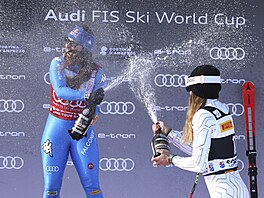 Ester Ledecká slaví své t�etí místo ve sjezdu v Cortin� d�Ampezzo s vít�znou...