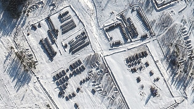 Ruská vojenská technika u základně Pogonovo nedaleko  Voroněže (16. ledna 2022)