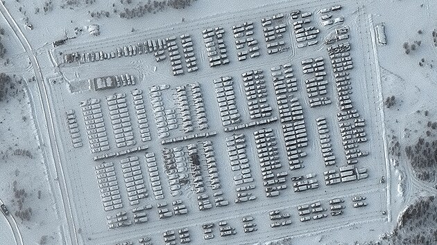 Ruská vojenská technika u obce Jelnja na západě Ruska (16. ledna 2022)