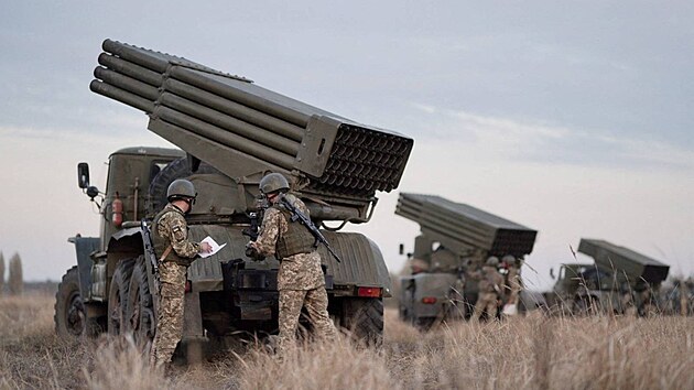 Raketomety BM-21 "Grad" na cvičení ukrajinské armády v Chersonské oblasti (19. ledna 2022)