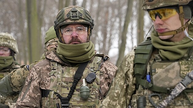 Cvien ukrajinskch dobrovolnickch jednotek v kyjevskm parku (22. ledna 2022)