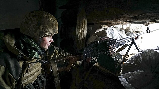 Ukrajinský voják v zákopech nedaleko obce Šyrokyne v Donbasu (28. listopadu 2021)