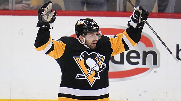 Dominik Simon z Pittsburghu se raduje z glu.