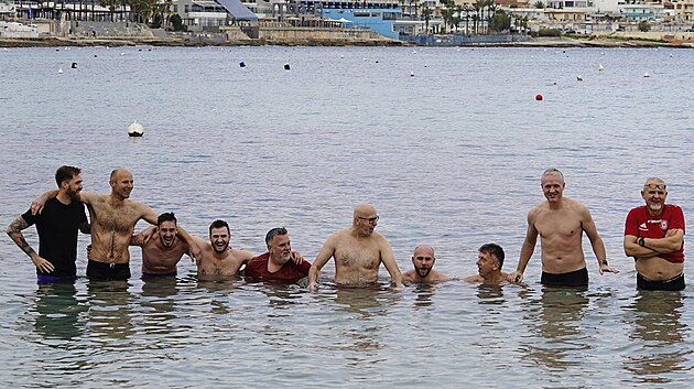 MALTSKÁ POHODA. Maltská pohoda Celý realizační tým fotbalové Sigmy Olomouc se byl před hotelem zchladit ve Středozemním moři.