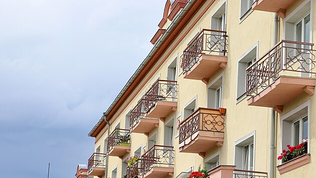 Bytový dům na Hlavní třídě v Ostrově je jedním z těch, v nichž radnice nabízí nájemníkům opravené městské byty.