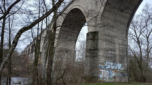 eleznin kamenn viadukt v Chebu z 19. stolet slou dodnes.