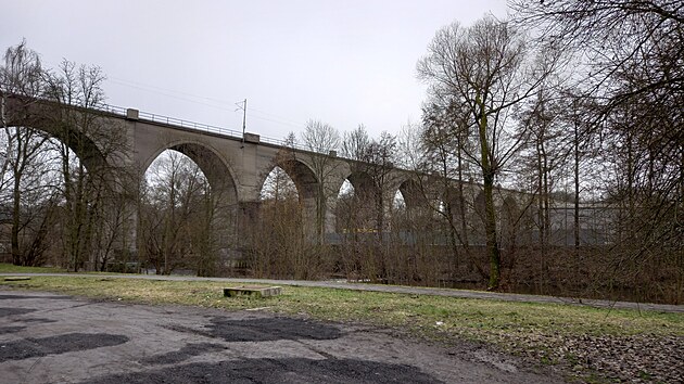 eleznin kamenn viadukt v Chebu z 19. stolet slou dodnes.