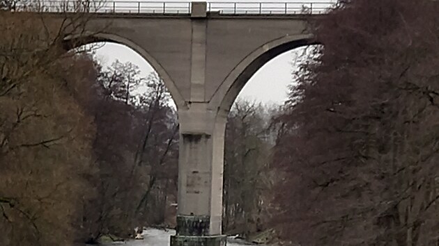 eleznin kamenn viadukt v Chebu z 19. stolet slou dodnes.