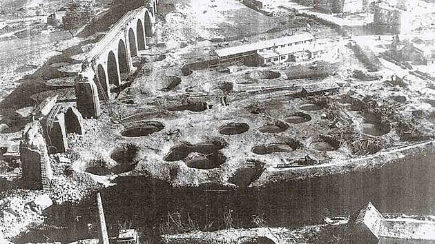 eleznin kamenn viadukt v Chebu po nletech v roce 1945.