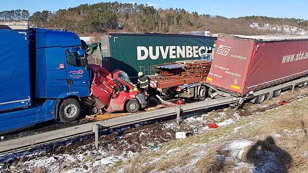 Hromadn� nehoda n�kolik des�tek aut na D5 u �ebr�ku (20. ledna 2022)