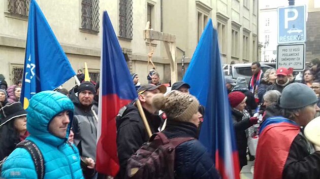 Demonstrace hnutí ChcíplPES ve Sněmovní ulici v Praze. (25. ledna 2022)