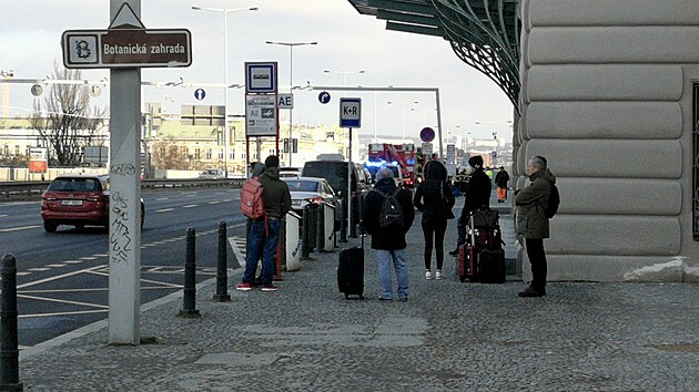 Policie kvůli podezření na výbušné zařízení uzavřela stanici Hlavní nádraží v Praze. (27. ledna 2022)