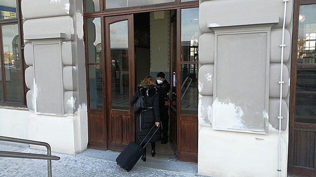 Policie kv�li podez�en� na v�bu�n� za��zen� uzav�ela stanici Hlavn� n�dra�� v Praze. (27. ledna 2022)