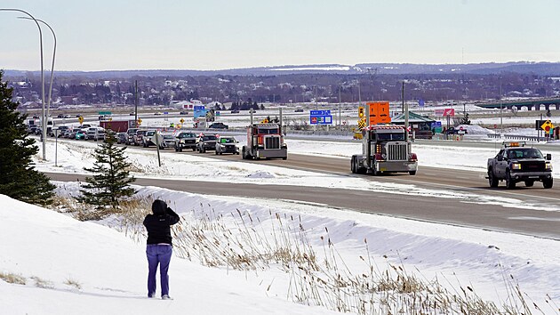 Řidiči kamionů protestují proti pandemickým opatřením, která upravují cestování mezi USA a Kanadou. (23. ledna 2022)
