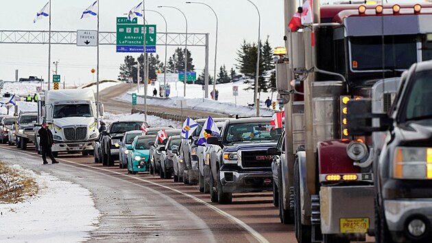 Řidiči kamionů protestují proti pandemickým opatřením, která upravují cestování mezi USA a Kanadou. (23. ledna 2022)