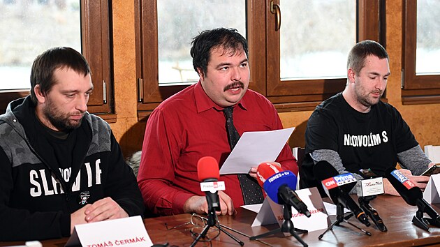 Zleva Tomáš Čermák, advokát Norbert Naxera a Patrik Tušl, který je stíhán za nebezpečné pronásledování předsedy lékařské komory Milana Kubka, vystoupil na tiskové konferenci (28. ledna 2022)