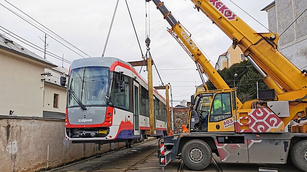 Nov tramvaj EVO1/o v Olomouci zane vozit cestujc v noru. K jejm pednostem pat pasivn antikolizn systm, kter sleduje prostor vblzkosti vozidla a idie upozorn na mon stet scyklistou, chodcem nebo jinou pekkou