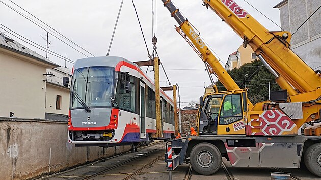 Nov tramvaj EVO1/o v Olomouci zane vozit cestujc v noru. K jejm pednostem pat pasivn antikolizn systm, kter sleduje prostor vblzkosti vozidla a idie upozorn na mon stet scyklistou, chodcem nebo jinou pekkou