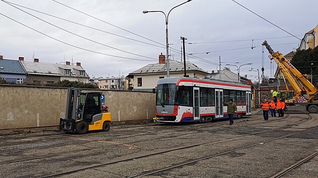 Nov tramvaj EVO1/o v Olomouci zane vozit cestujc v noru. K jejm pednostem pat pasivn antikolizn systm, kter sleduje prostor vblzkosti vozidla a idie upozorn na mon stet scyklistou, chodcem nebo jinou pekkou