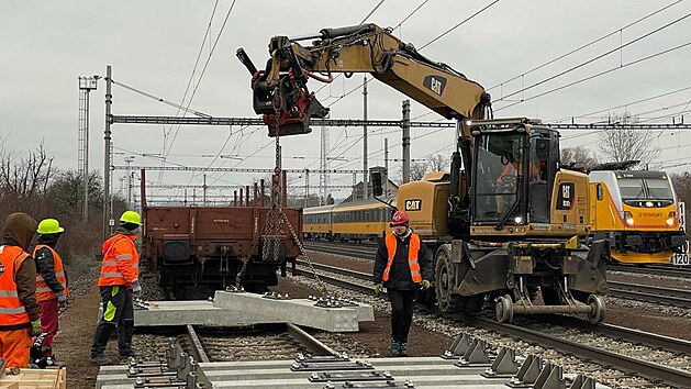 Novou 77 tun vc a 66 m dlouh vhybka dorazila do Prosenic na 5 vagonech. Dlnci zaali sti vhybky s pomoc dvoucestnho rypadla sestavovat pro finln mont. Provoz bez omezen bude od poloviny ptho tdne.