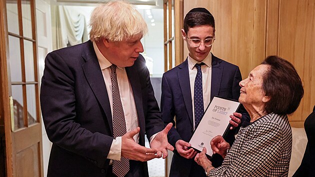 Premir Boris Johnson pi setkn s peiv holokaustu Lily Ebertovou. (29. listopadu 2021)