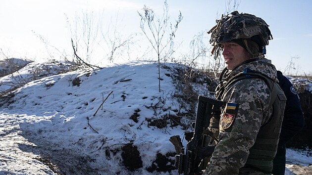 Ukrajinští výsadkáři na frontě poblíž obce Stanycja Luhanska. Jiní jejich kolegové jsou vysíláni do černobylské uzavřené zóny. (21. ledna 2022)
